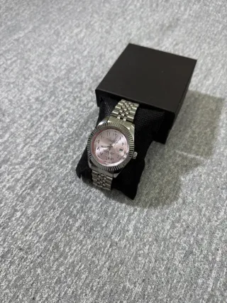 Reloj SeikoMod de acero con dial rosa claro