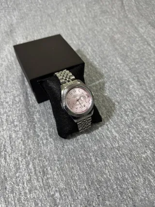 Reloj SeikoMod de acero con dial rosa claro