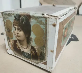 Caja de puros antigua decorada