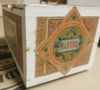 Caja de puros antigua decorada