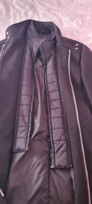 Chaqueta negra con cremalleras