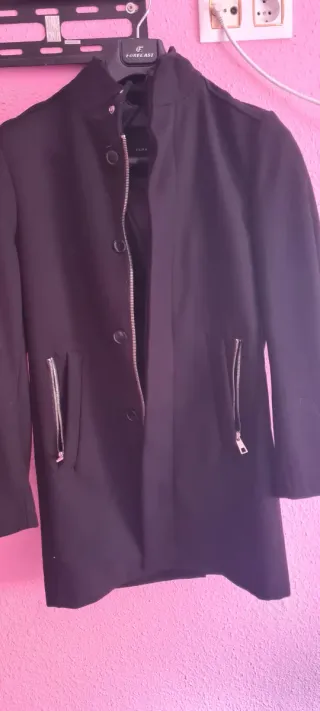 Chaqueta negra con cremalleras