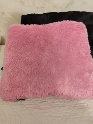 Cojín pelo rosa suave y corazón fusia .lote 6€