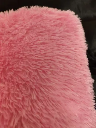 Cojín pelo rosa suave y corazón fusia .lote 6€