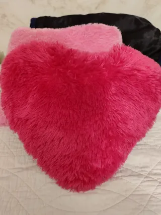 Cojín pelo rosa suave y corazón fusia .lote 6€