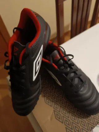 Botas de fútbol Umbro multitacos negras y rojas