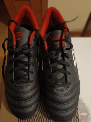 Botas de fútbol Umbro multitacos negras y rojas