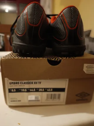 Botas de fútbol Umbro multitacos negras y rojas