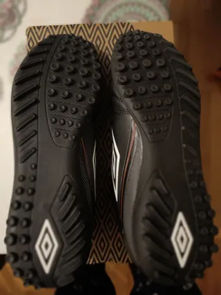 Botas de fútbol Umbro multitacos negras y rojas