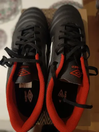 Botas de fútbol Umbro multitacos negras y rojas