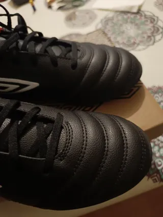 Botas de fútbol Umbro multitacos negras y rojas