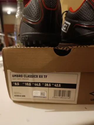 Botas de fútbol Umbro multitacos negras y rojas