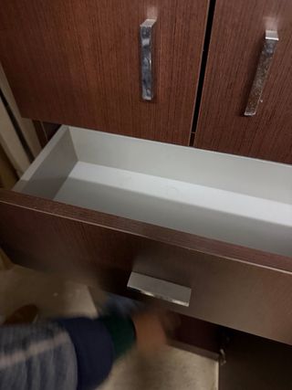 Mueble de madera marrón