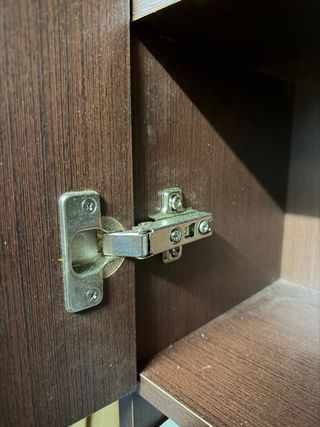 Mueble de madera marrón