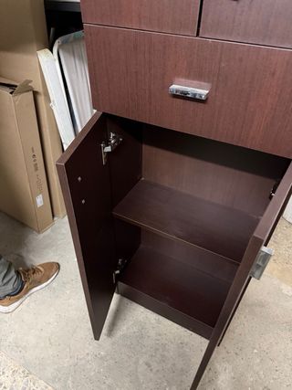 Mueble de madera marrón