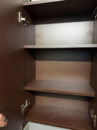 Mueble de madera marrón