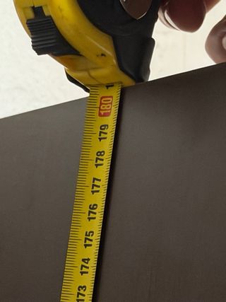 Mueble de madera marrón