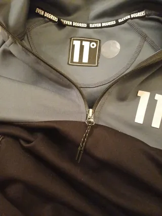Sudadera 11 Degrees azul y negra cremallera