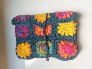 Funda libro ganchillo flores multicolor