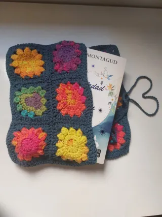 Funda libro ganchillo flores multicolor