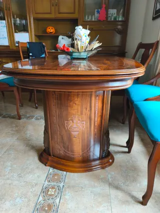 Mesa de salón con 6 sillas y mesa de comedor peque