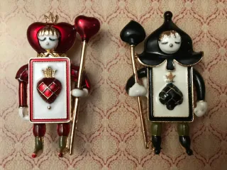 Pareja Broches Elegantes Corazón y Espada