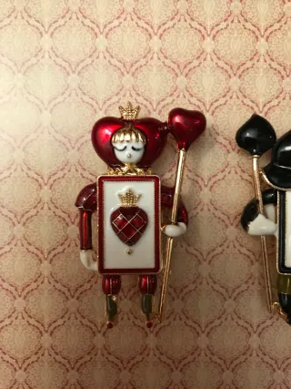 Pareja Broches Elegantes Corazón y Espada