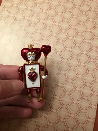 Pareja Broches Elegantes Corazón y Espada