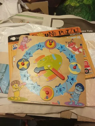 Reloj de madera con agujas