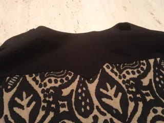 Vestido negro con estampado beige