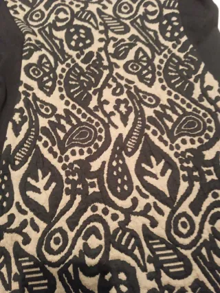 Vestido negro con estampado beige