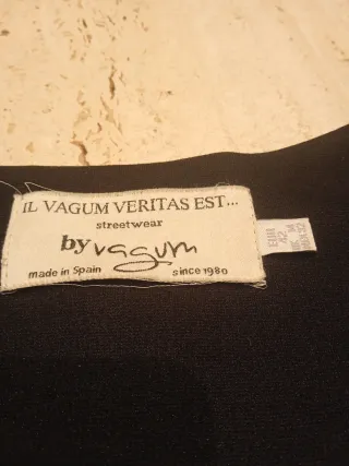 Vestido negro con estampado beige