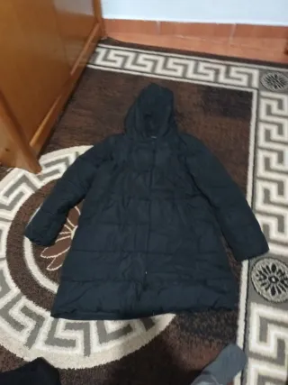 Abrigo negro con capucha