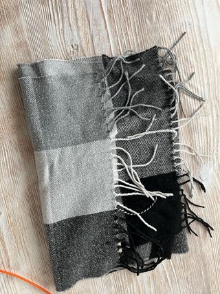 Sciarpa a quadri grigia e nere