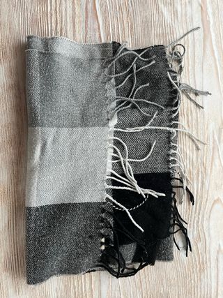 Sciarpa a quadri grigia e nere