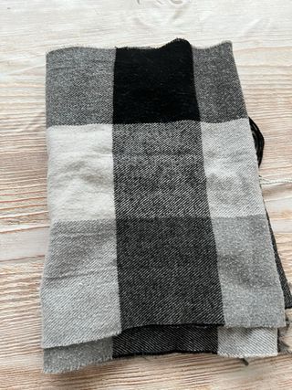 Sciarpa a quadri grigia e nere
