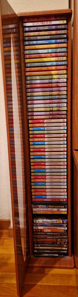 Mueble color cerezo para 65 CD'S.