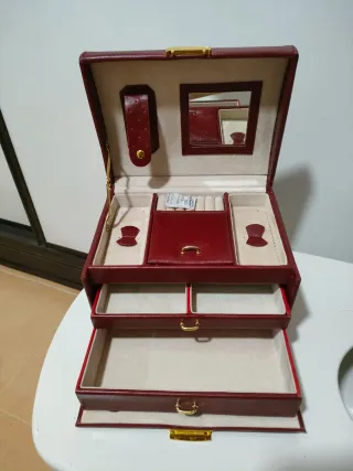 Joyero maletín con asa y cierre dorado