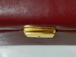 Joyero maletín con asa y cierre dorado