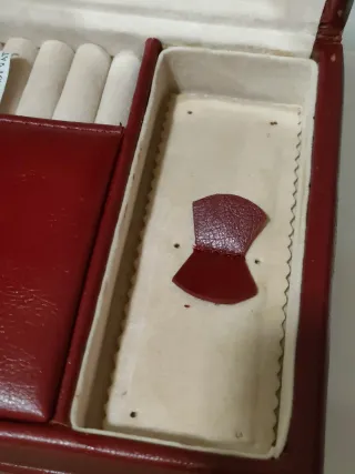 Joyero maletín con asa y cierre dorado