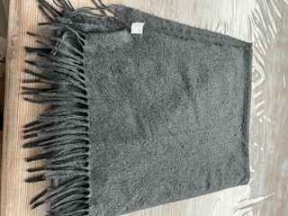 Sciarpa grigia con frange