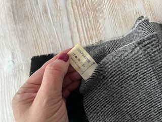 Sciarpa grigia con frange