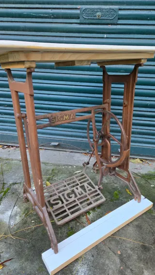 Mesa antigua SIGMA de hierro y mármol