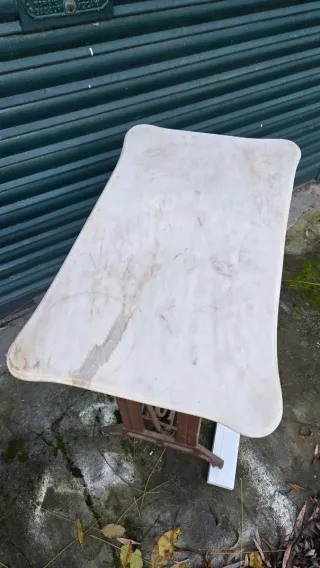 Mesa antigua SIGMA de hierro y mármol