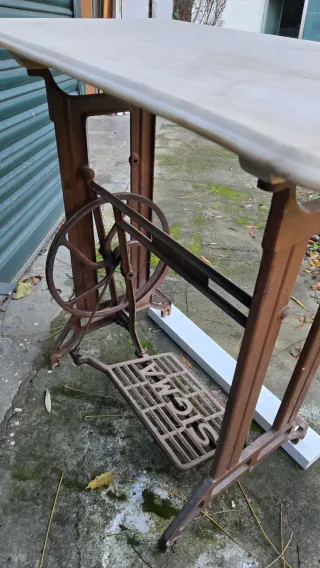 Mesa antigua SIGMA de hierro y mármol