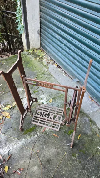 Mesa antigua SIGMA de hierro y mármol
