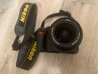 Cámara Nikon D3100 con accesorios