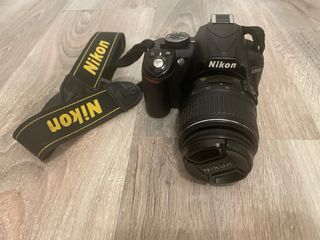 Cámara Nikon D3100 con accesorios