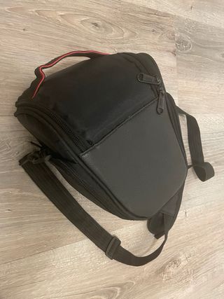 Cámara Nikon D3100 con accesorios