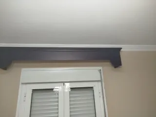 Galería de madera oscura